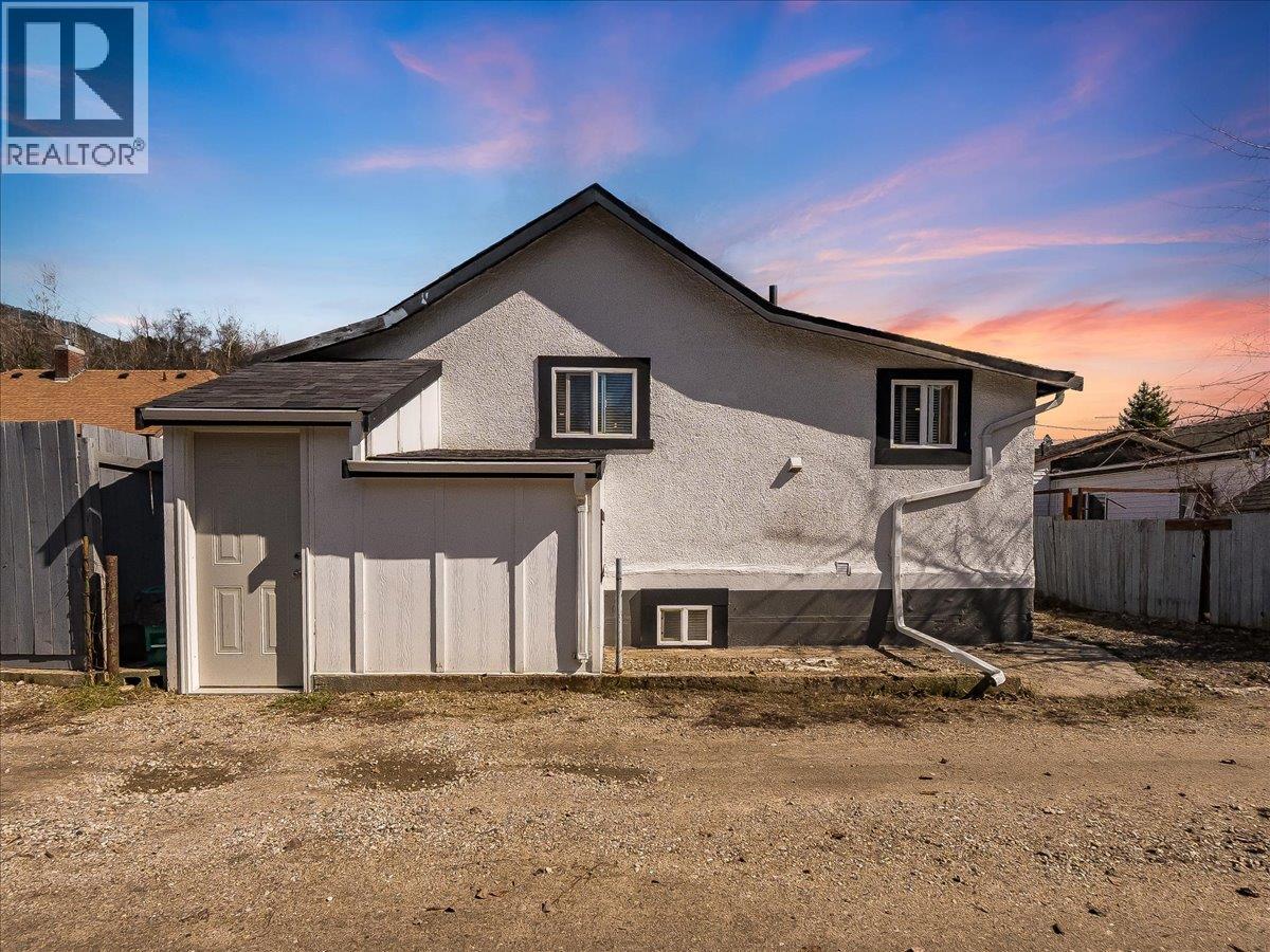 1534 Fifth Avenue, Trail, British Columbia  V1R 1T8 - Photo 2 - 10381563