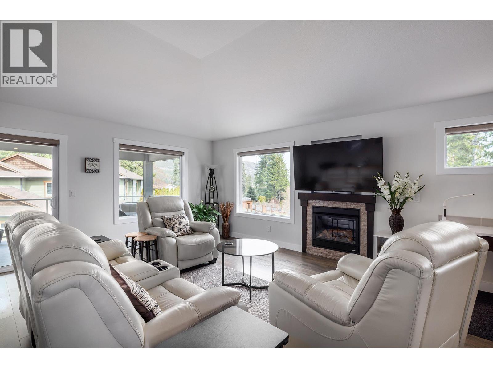 3042 Glenrosa Road, West Kelowna, British Columbia  V4T 1C4 - Photo 2 - 10381733