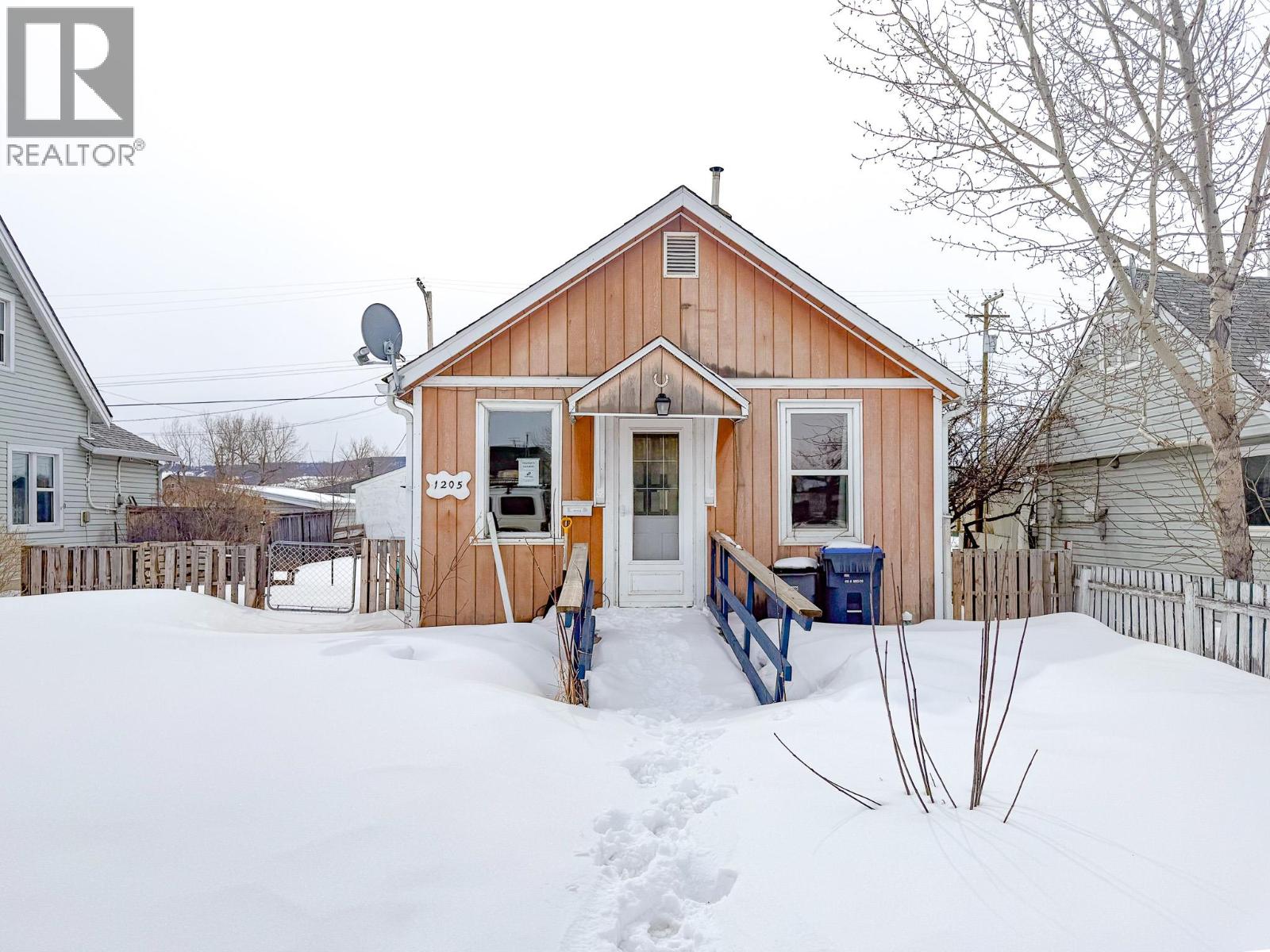 1205 104 Avenue, Dawson Creek, British Columbia  V1G 2J4 - Photo 1 - 10381908