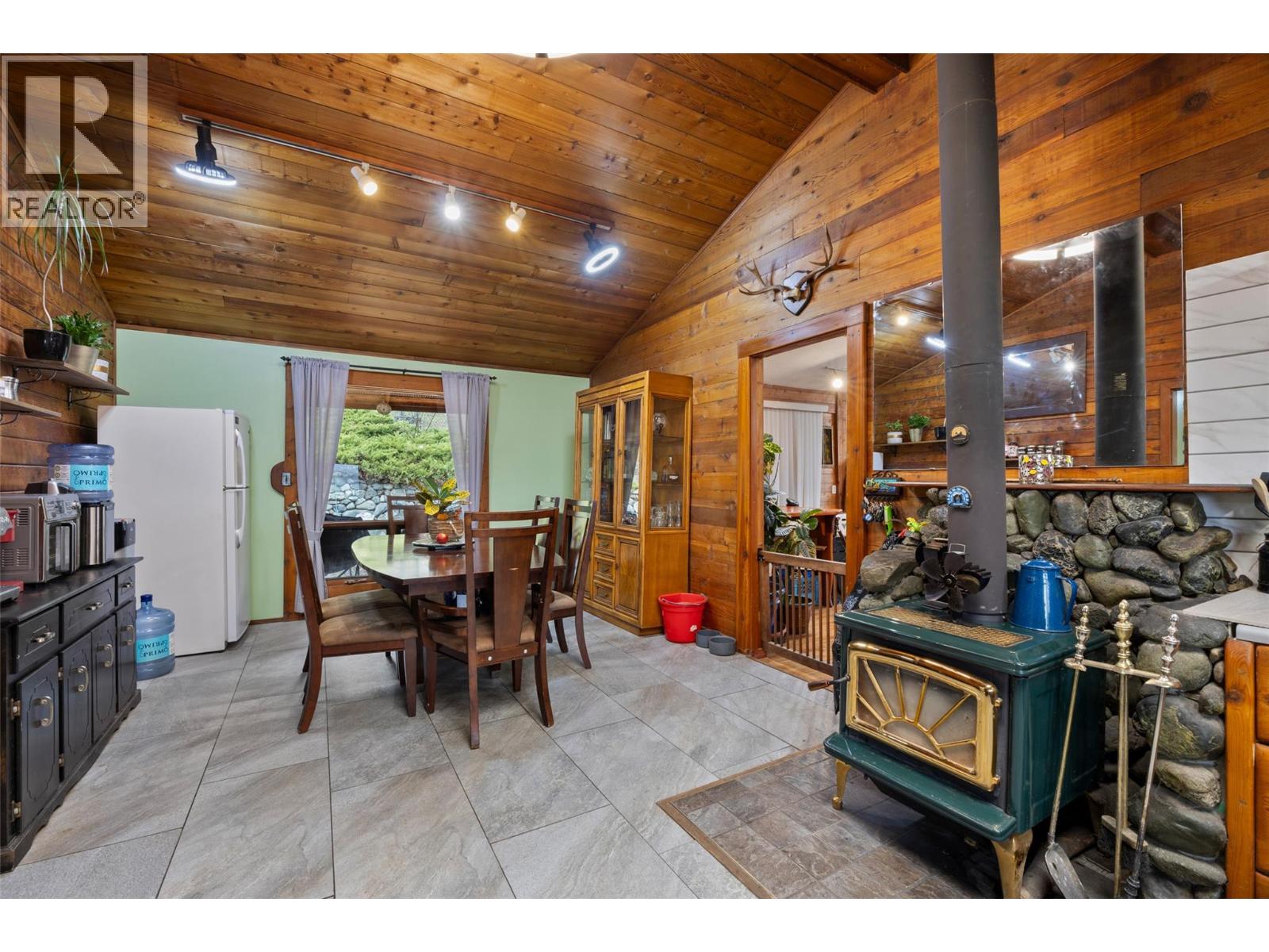 7050 Westsyde Road, Kamloops, British Columbia  V2C 1Z3 - Photo 5 - 10381910