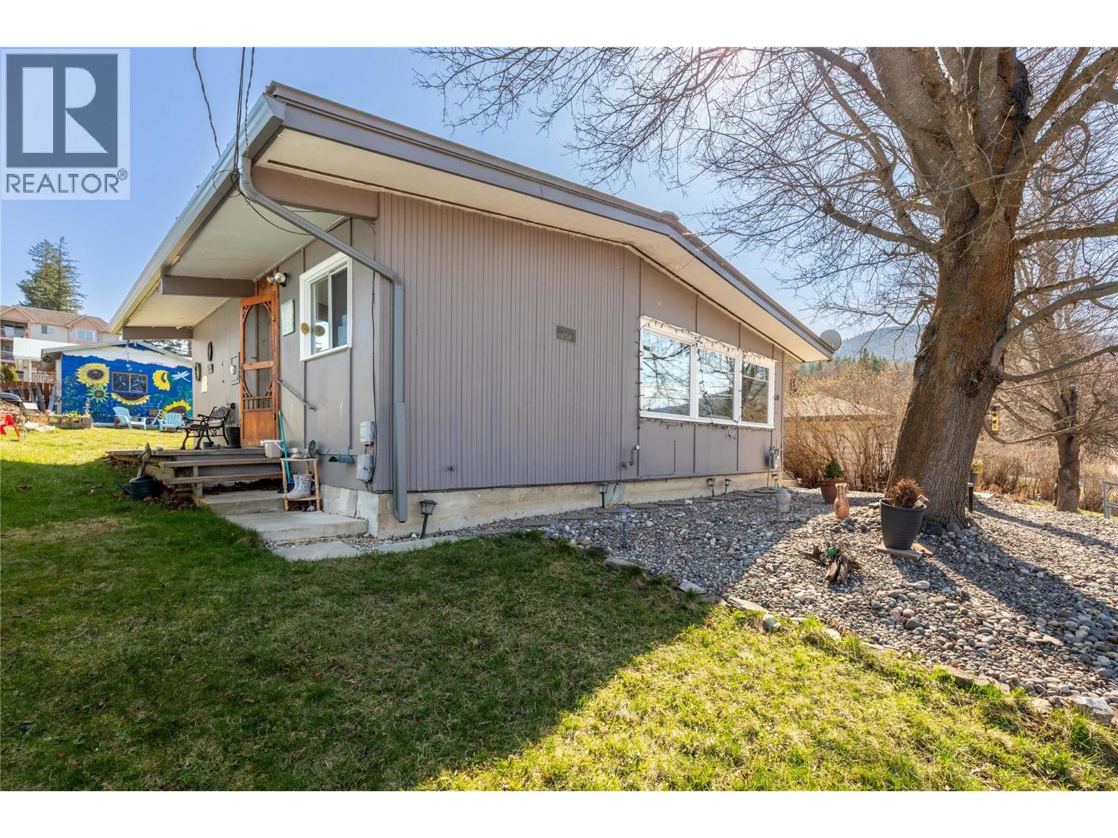 330 6 Street, Salmon Arm, British Columbia  V1E 4E8 - Photo 2 - 10381880