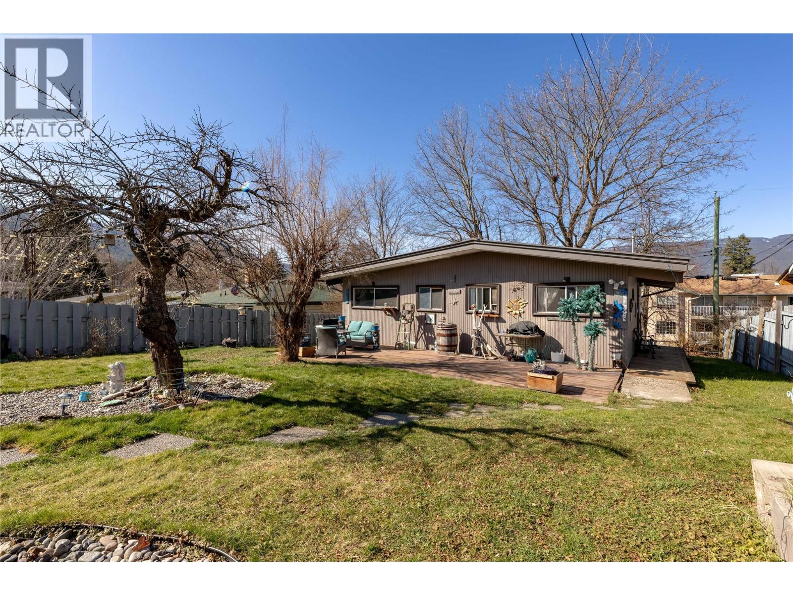 330 6 Street, Salmon Arm, British Columbia  V1E 4E8 - Photo 3 - 10381880