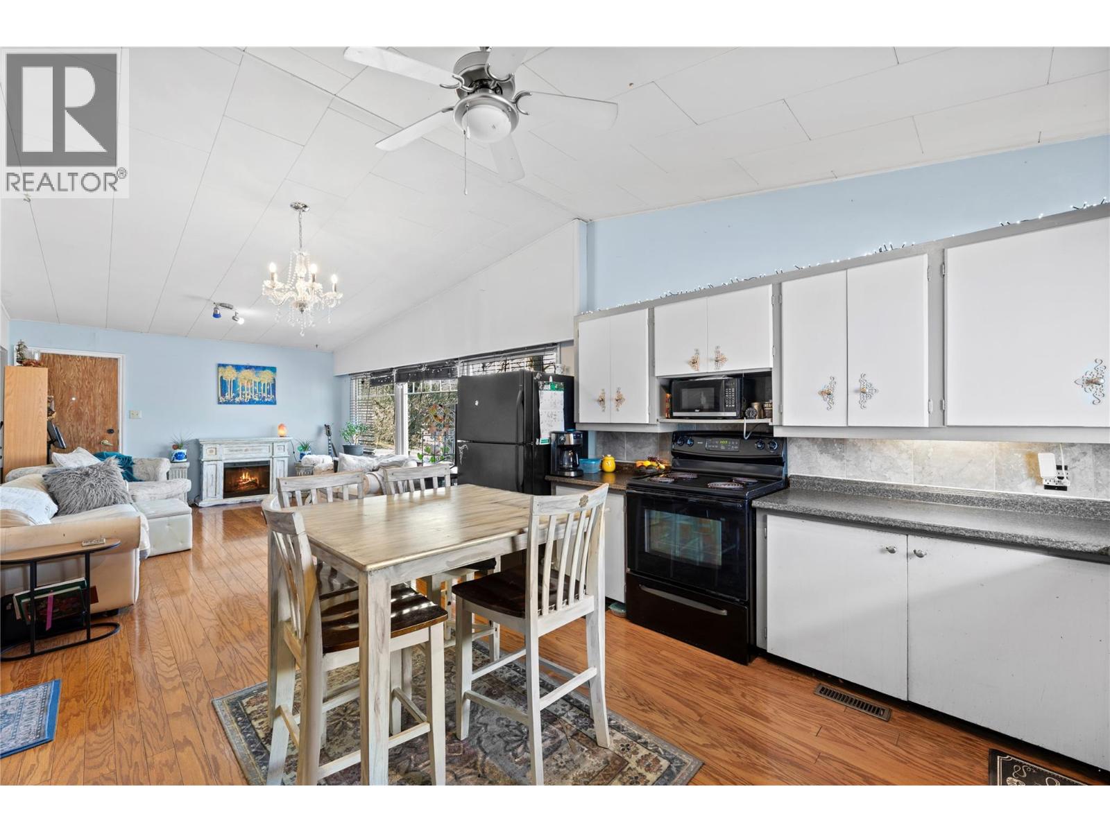 330 6 Street, Salmon Arm, British Columbia  V1E 4E8 - Photo 4 - 10381880