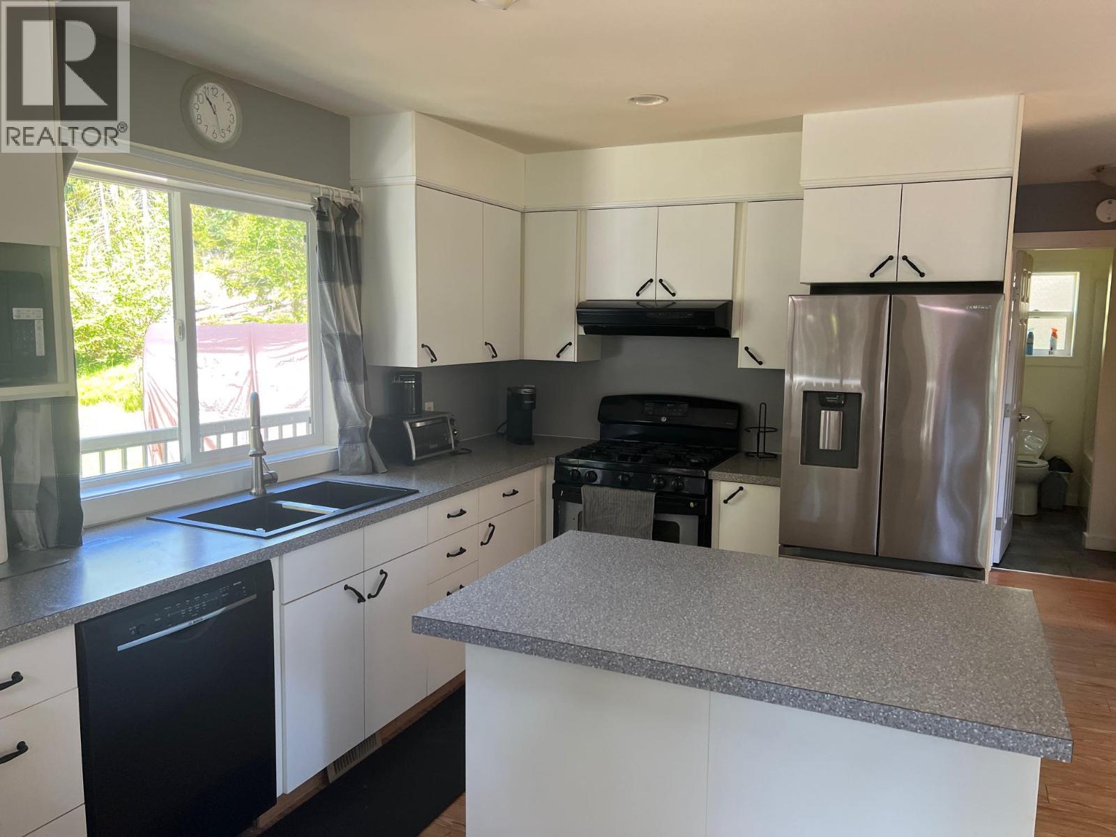 7461 Stampede Trail, Anglemont, British Columbia  V0E 1M8 - Photo 3 - 10381567