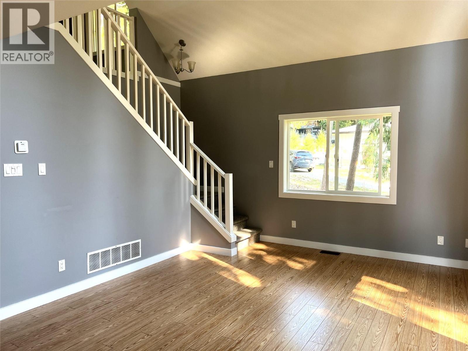 7461 Stampede Trail, Anglemont, British Columbia  V0E 1M8 - Photo 5 - 10381567