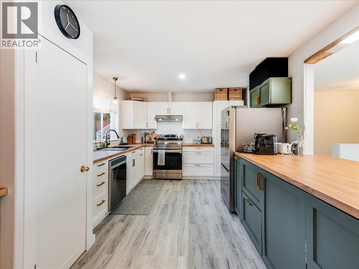 1359 Grosvenor Place, Castlegar, British Columbia  V1N 3X8 - Photo 5 - 10381970