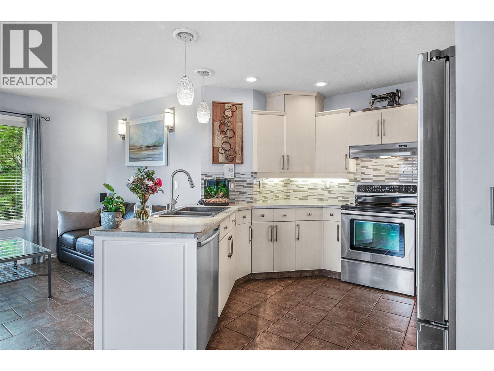 7095 Amber Drive, Vernon, British Columbia  V1H 1P4 - Photo 5 - 10381887