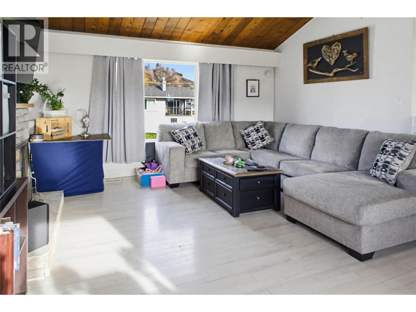 1271 Kimberley Crescent, Kamloops, British Columbia  V2B 3B8 - Photo 2 - 10381548