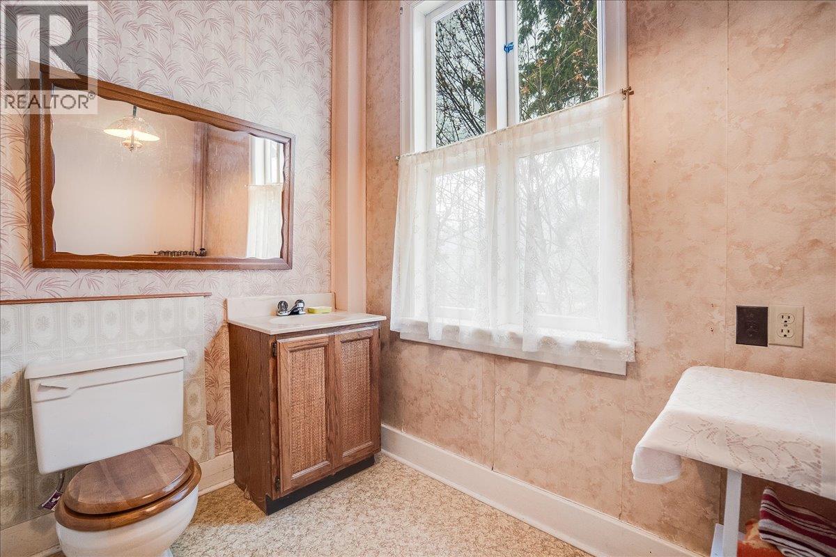 1107 Robertson Avenue, Nelson, British Columbia  V1L 1C2 - Photo 42 - 10381969