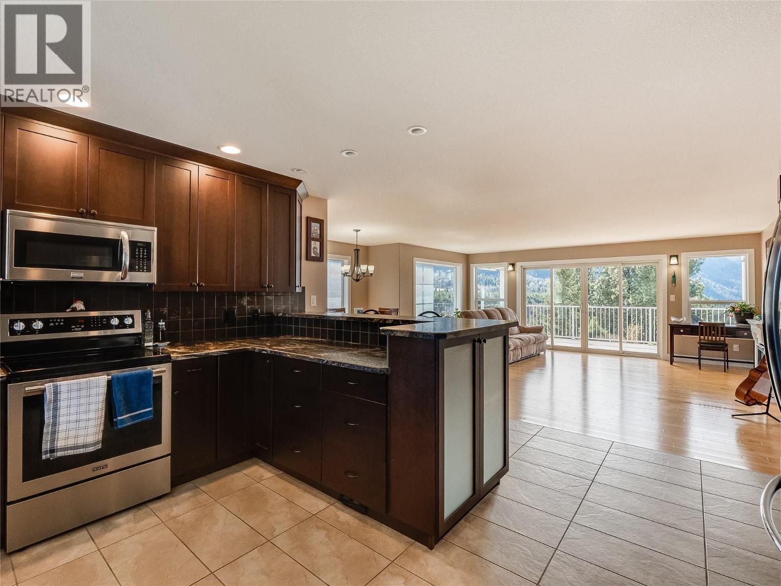 3835 5th Avenue, Castlegar, British Columbia  V1N 4Y5 - Photo 17 - 10381415