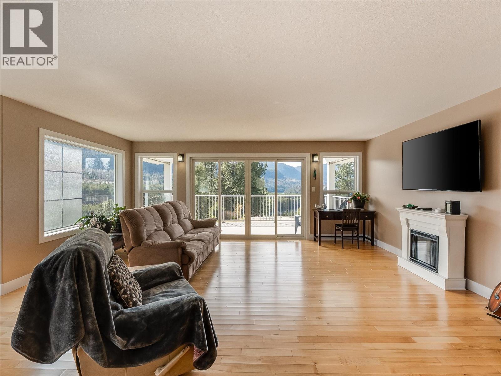 3835 5th Avenue, Castlegar, British Columbia  V1N 4Y5 - Photo 9 - 10381415