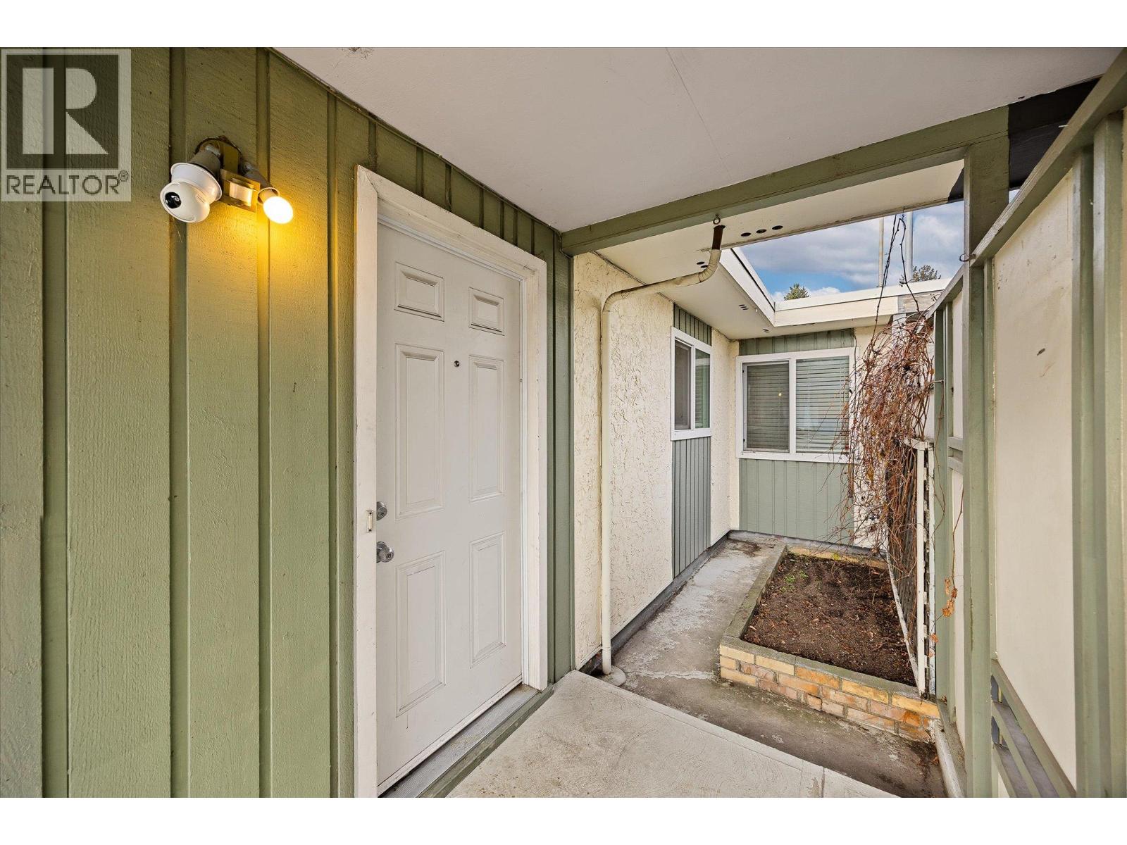 740 & 746 Raymer Avenue, Kelowna, British Columbia  V1Y 4Z8 - Photo 3 - 10381957