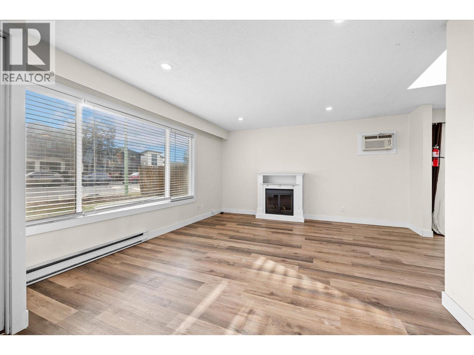 740 & 746 Raymer Avenue, Kelowna, British Columbia  V1Y 4Z8 - Photo 5 - 10381957