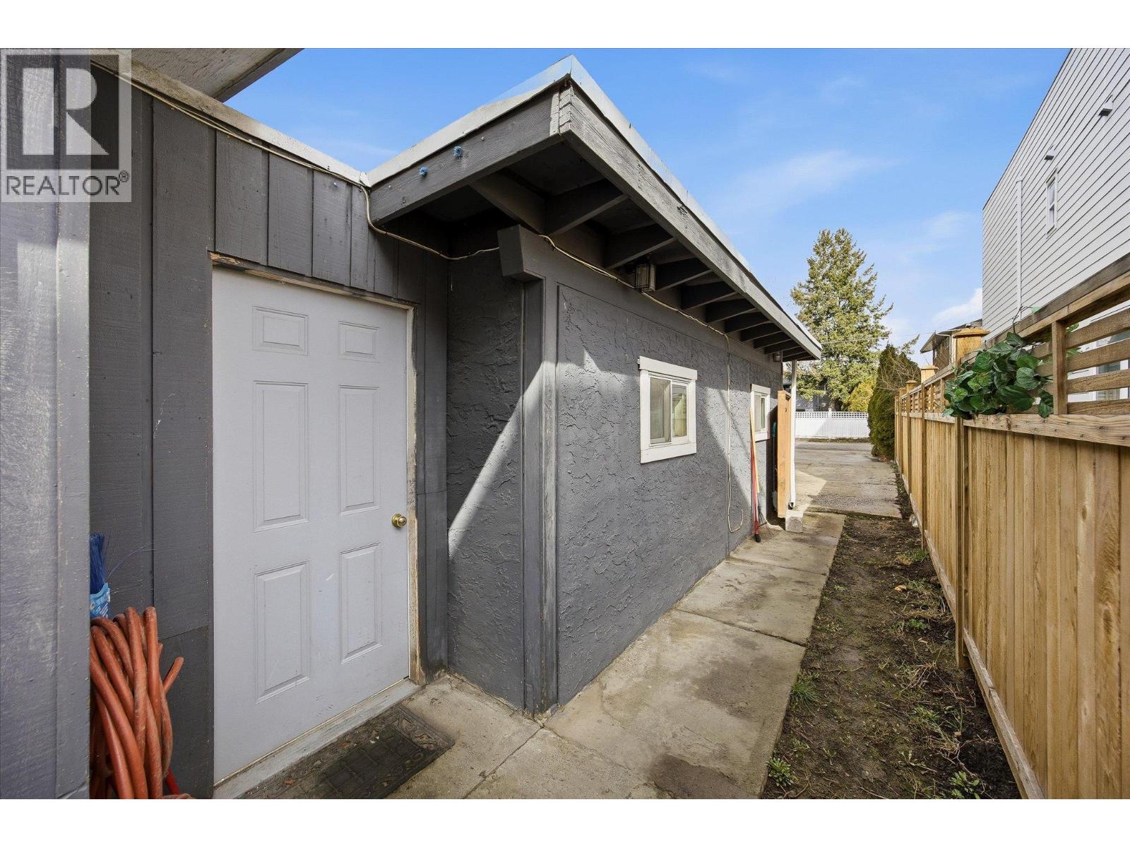 740 & 746 Raymer Avenue, Kelowna, British Columbia  V1Y 4Z8 - Photo 51 - 10381957