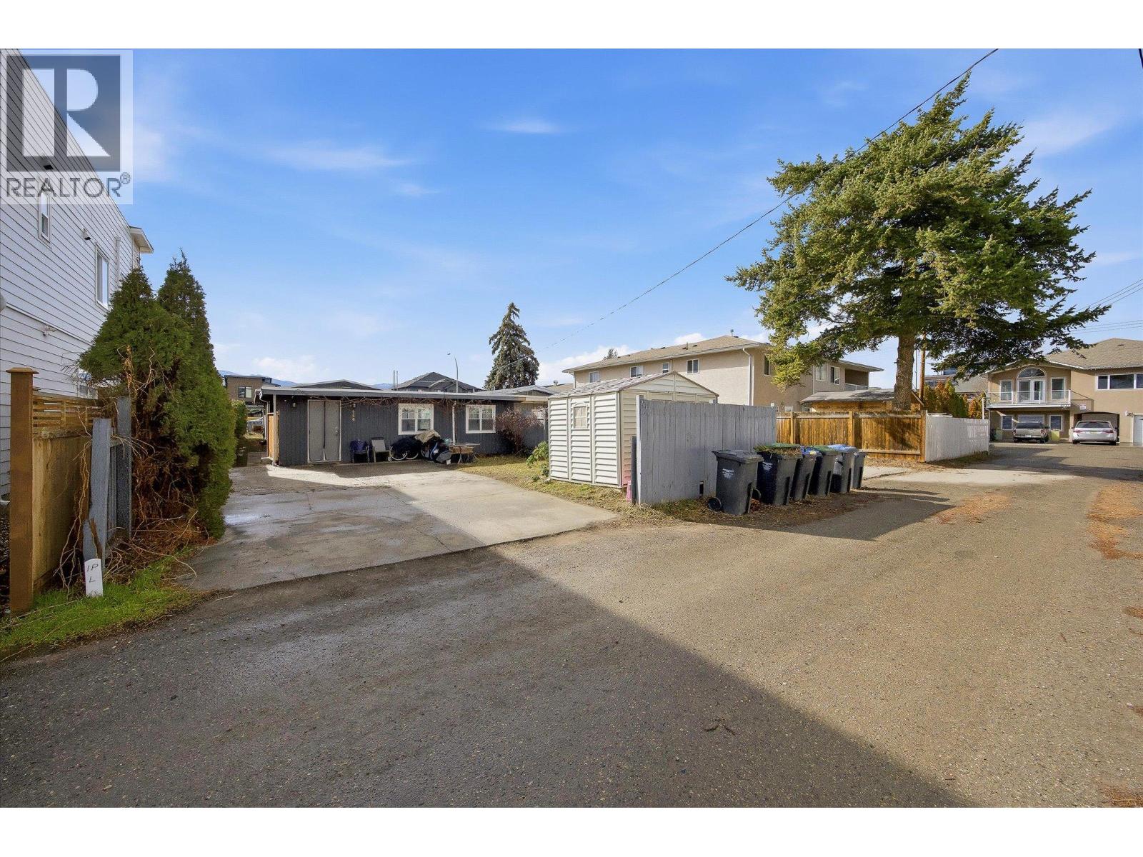 740 & 746 Raymer Avenue, Kelowna, British Columbia  V1Y 4Z8 - Photo 54 - 10381957