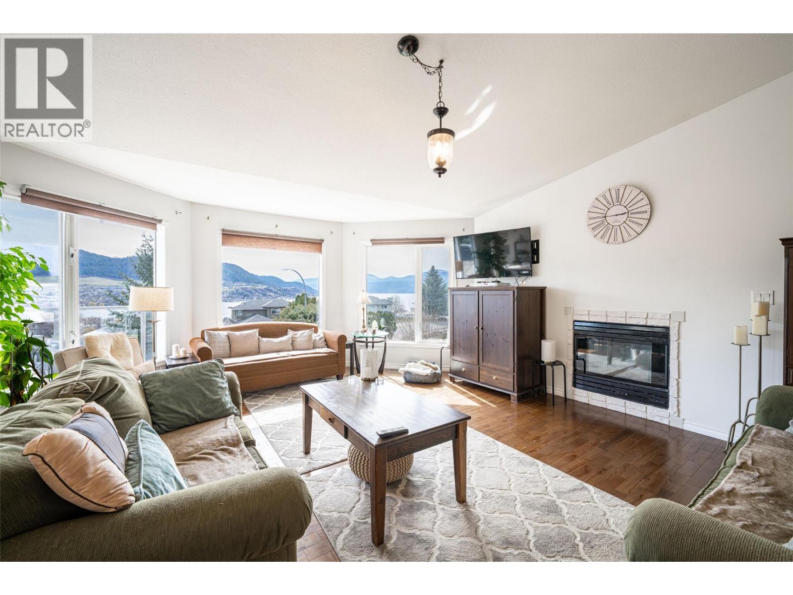 6815 Cameo Drive N, Vernon, British Columbia  V1H 1N9 - Photo 2 - 10382080