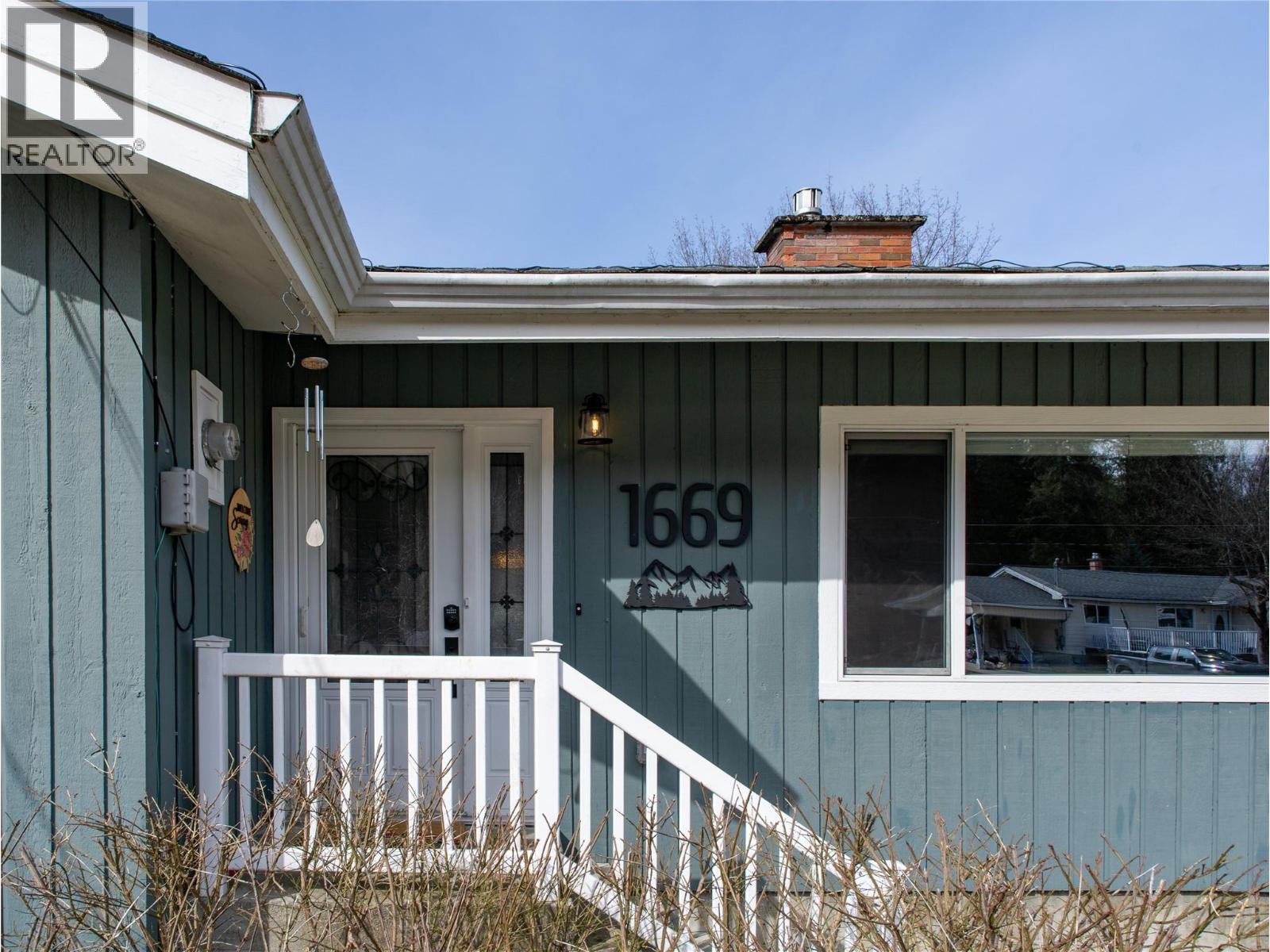 1669 Hiob Road, Revelstoke, British Columbia  V0e 2s0 - Photo 3 - 10381386