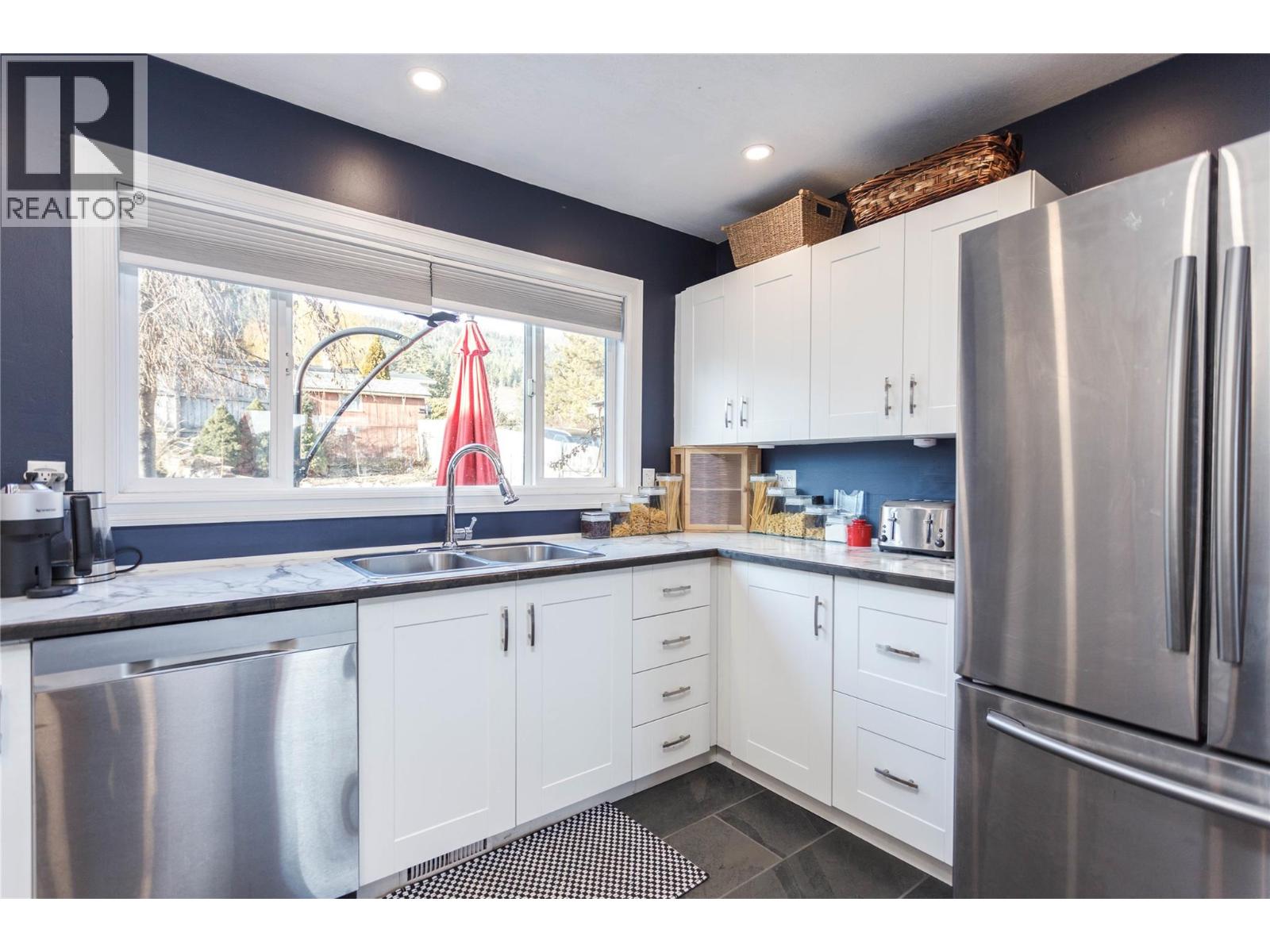 2138 Catt Avenue, Lumby, British Columbia  V0E 2G0 - Photo 7 - 10380831