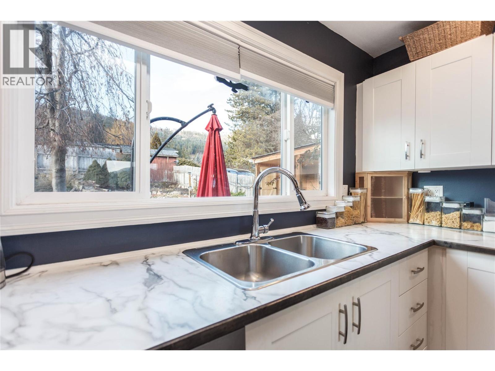 2138 Catt Avenue, Lumby, British Columbia  V0E 2G0 - Photo 8 - 10380831