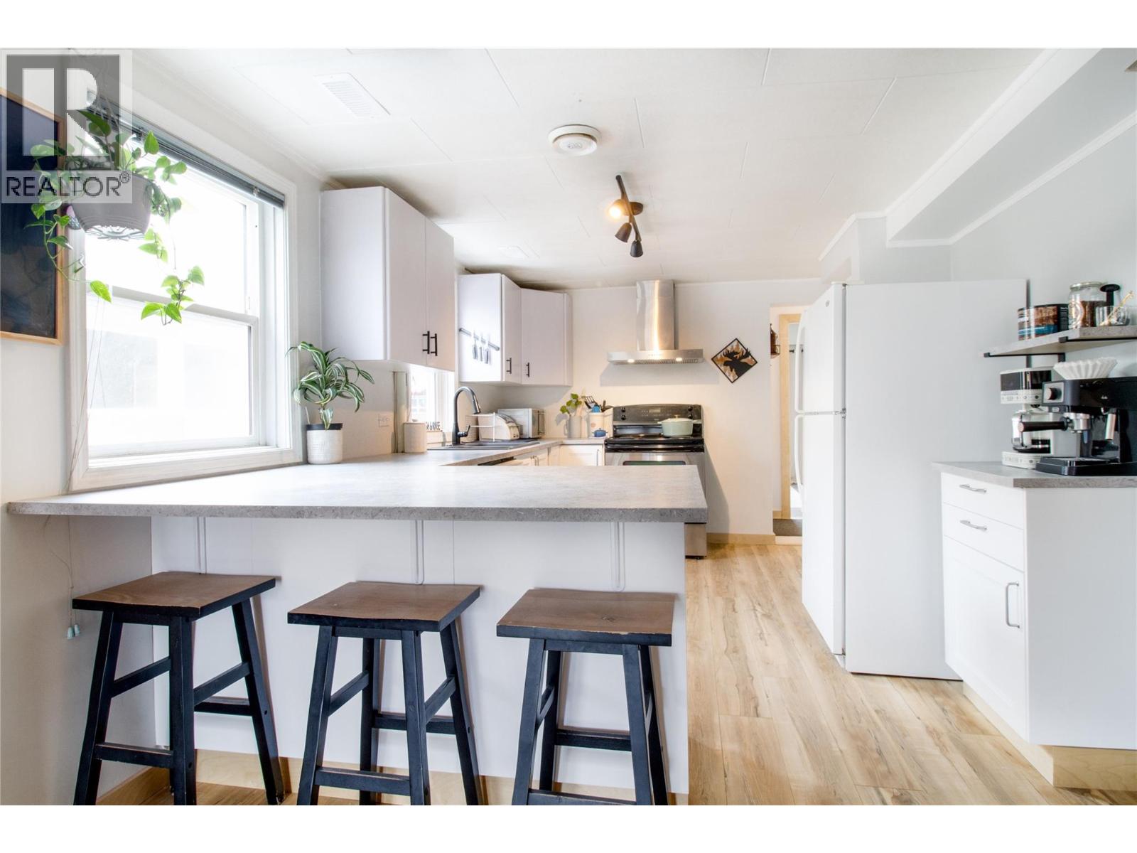 509 Eighth Street E, Revelstoke, British Columbia  V0E 2S0 - Photo 2 - 10382079