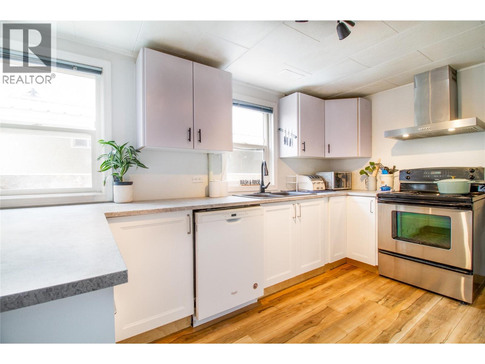 509 Eighth Street E, Revelstoke, British Columbia  V0E 2S0 - Photo 3 - 10382079