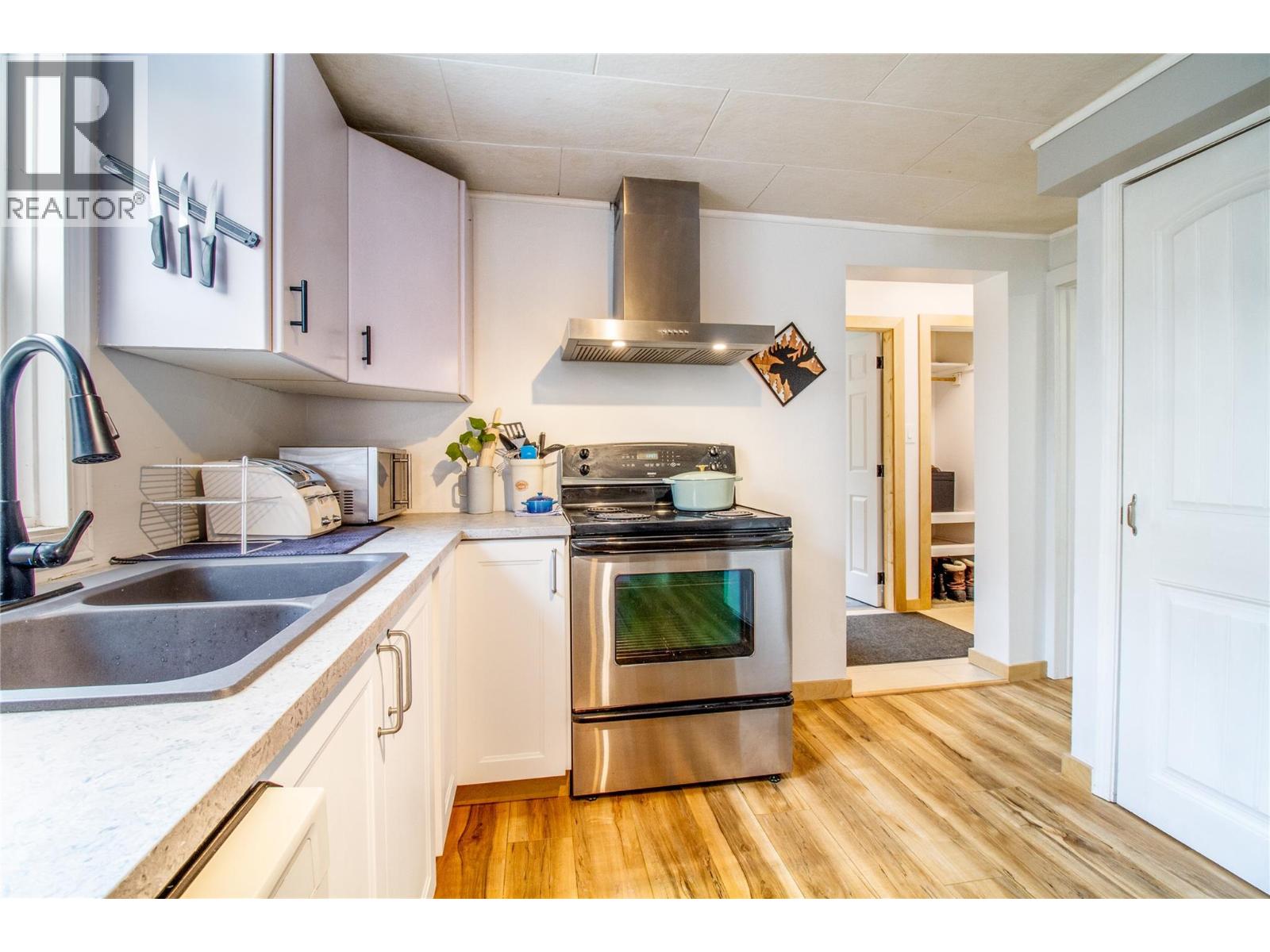 509 Eighth Street E, Revelstoke, British Columbia  V0E 2S0 - Photo 4 - 10382079