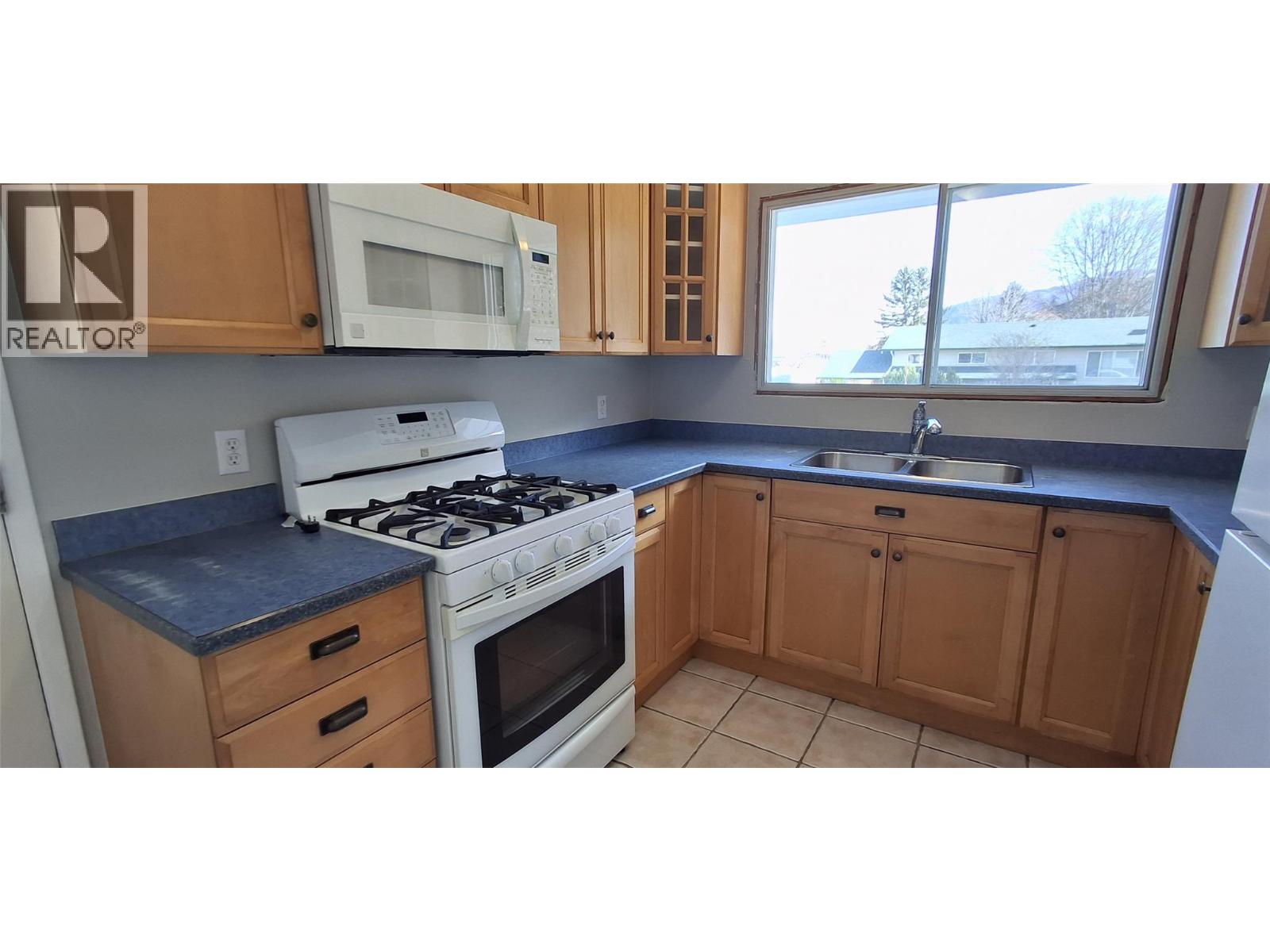 338 Beach Drive, Chase, British Columbia  V0E 1M0 - Photo 5 - 10381934