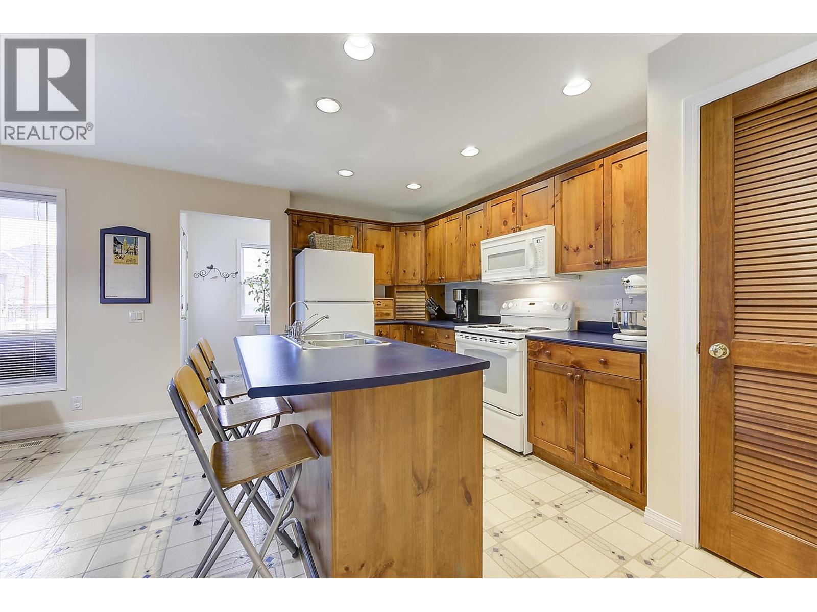 5280 Allenby Lane, Kelowna, British Columbia  V1W 4T8 - Photo 9 - 10382268