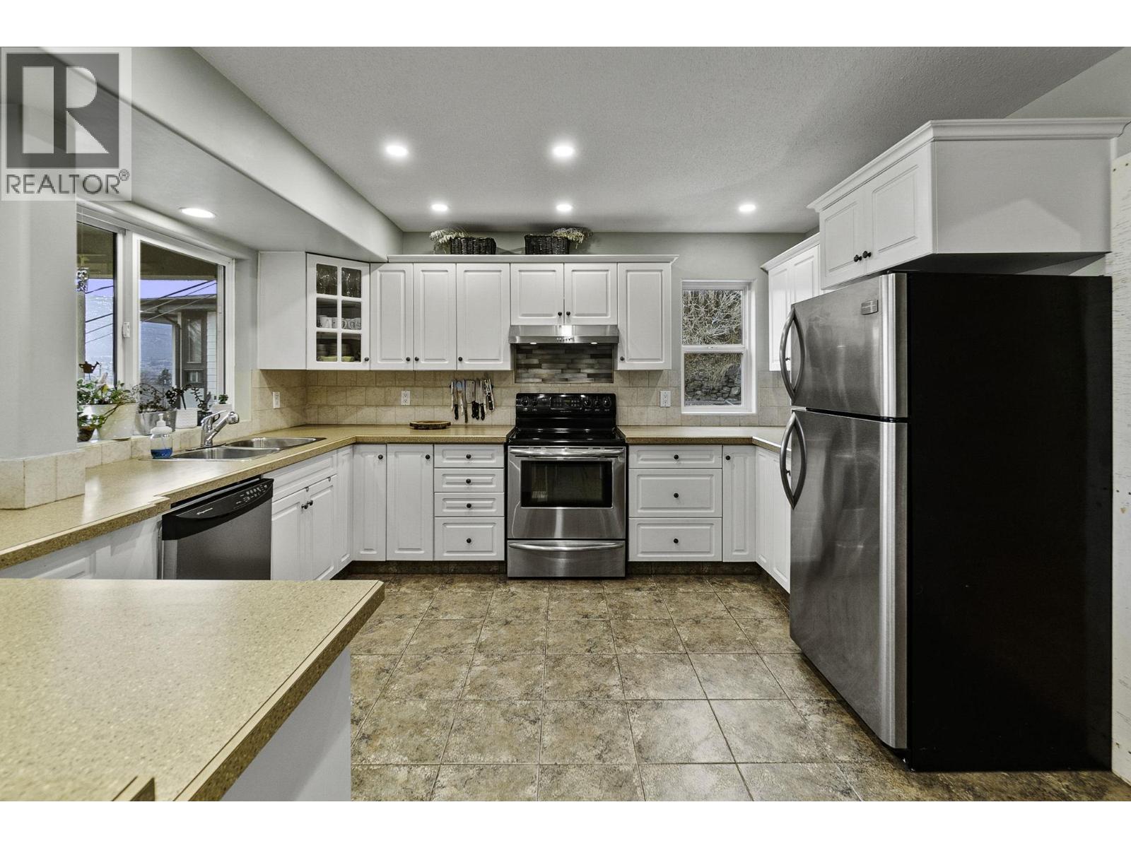 712 Creekside Road, Penticton, British Columbia  V2A 2C4 - Photo 4 - 10382150