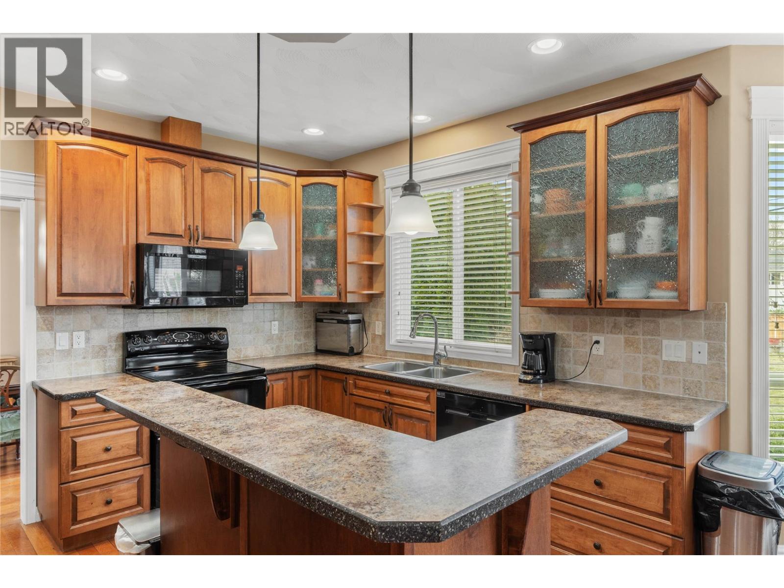 866 Arlington Court, Kamloops, British Columbia  V2B 8T4 - Photo 3 - 10380824