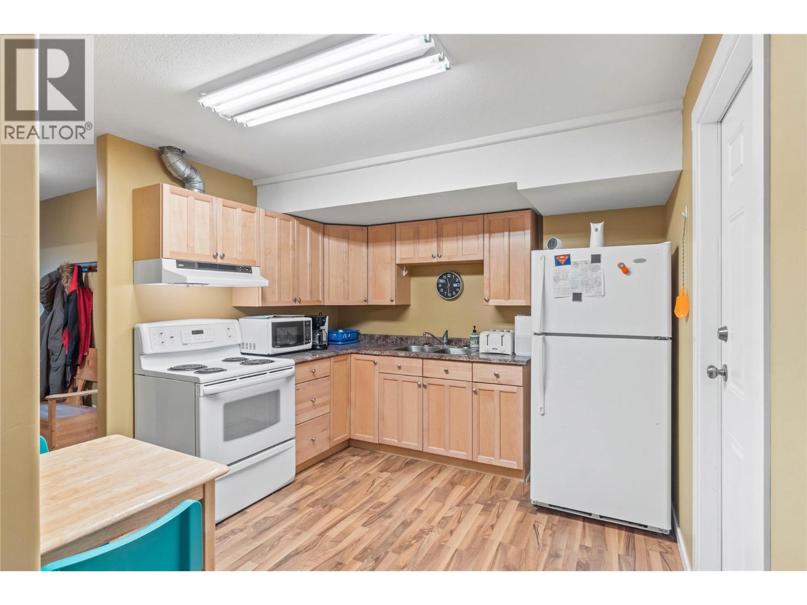 866 Arlington Court, Kamloops, British Columbia  V2B 8T4 - Photo 8 - 10380824