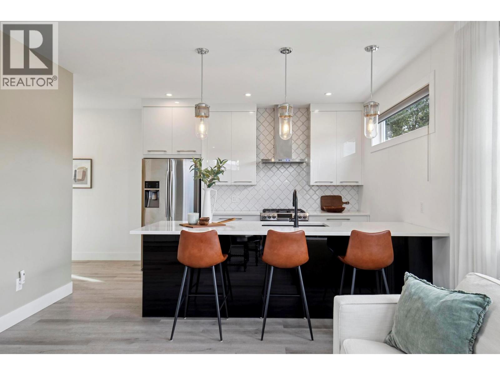 966 Fuller Avenue, Kelowna, British Columbia  V1Y 6X4 - Photo 2 - 10382312