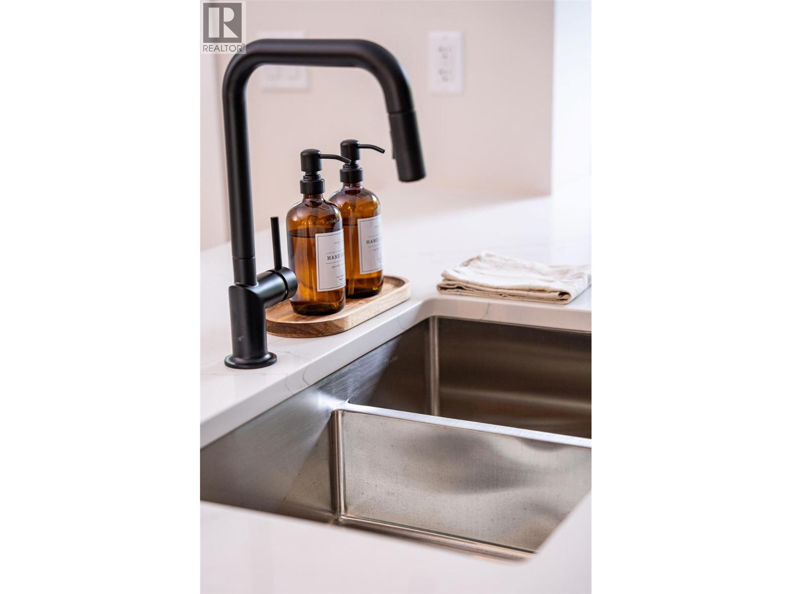 1212 Douglas Street, Revelstoke, British Columbia  V0E 2S0 - Photo 16 - 10382130