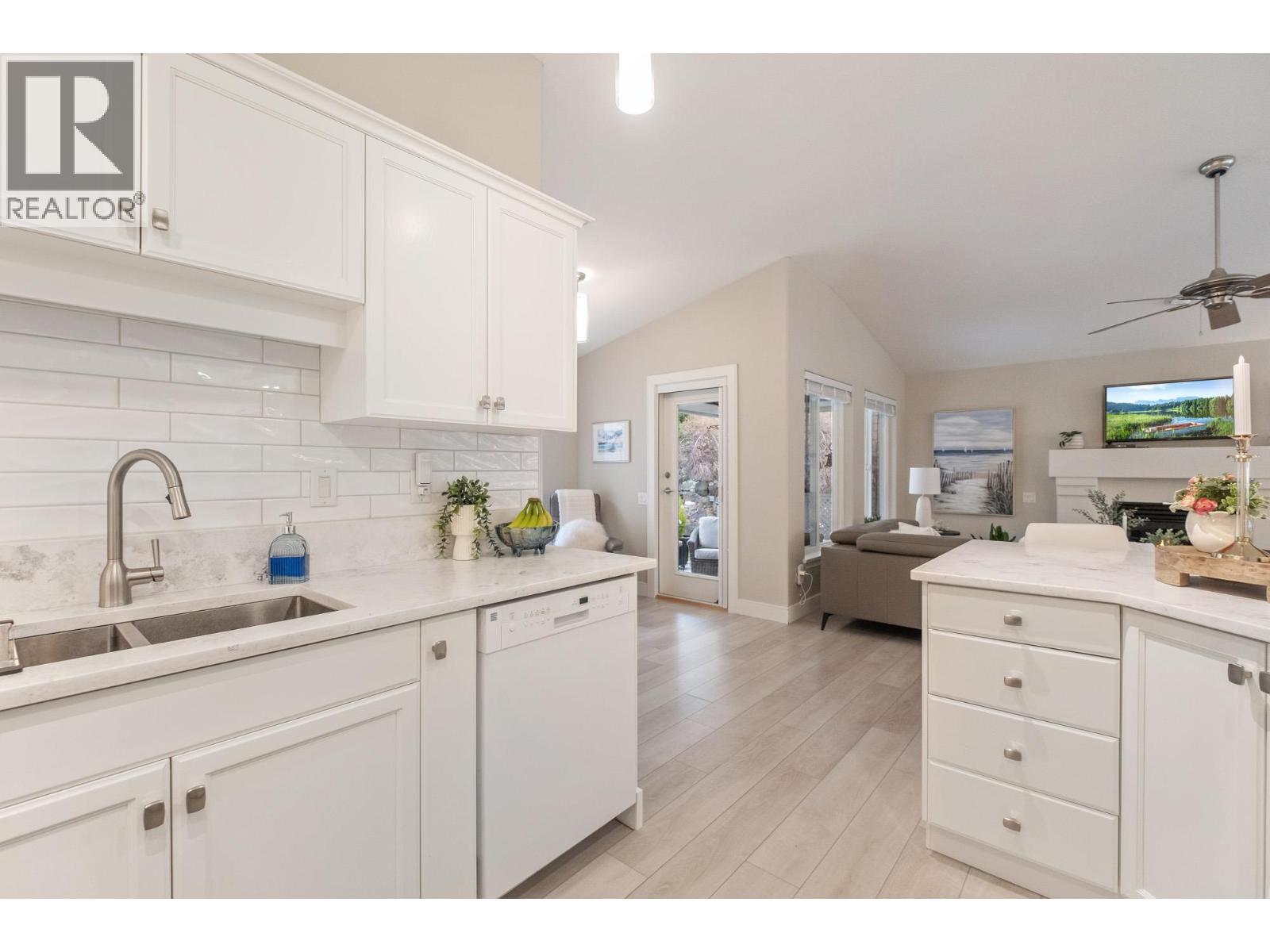 393 Rio Drive S, Kelowna, British Columbia  V1V 2L2 - Photo 10 - 10381766