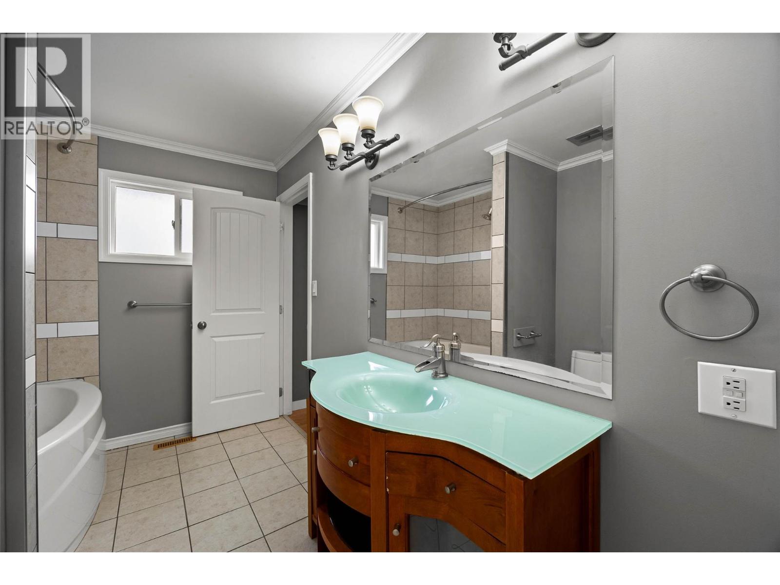 681 Sicamore Drive, Kamloops, British Columbia  V2B 6R6 - Photo 10 - 10382386