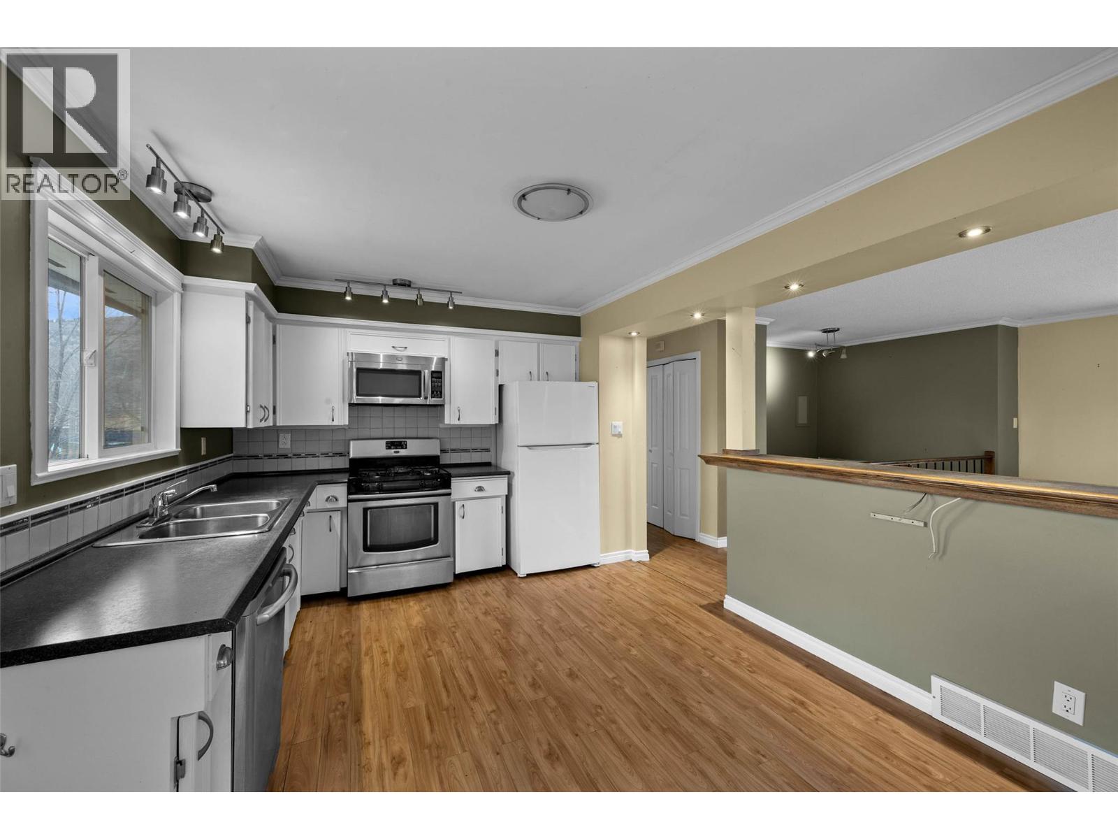 681 Sicamore Drive, Kamloops, British Columbia  V2B 6R6 - Photo 3 - 10382386