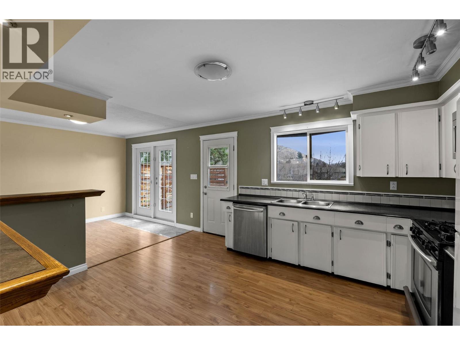 681 Sicamore Drive, Kamloops, British Columbia  V2B 6R6 - Photo 4 - 10382386