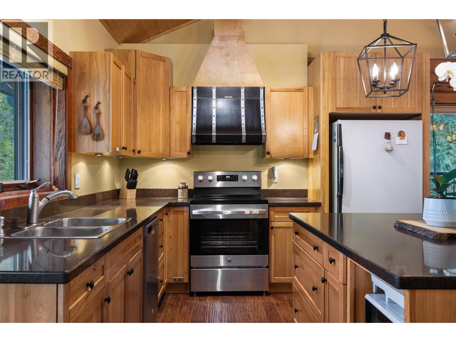 7799 Golf Course Road, Anglemont, British Columbia  V0E 1M8 - Photo 6 - 10382429