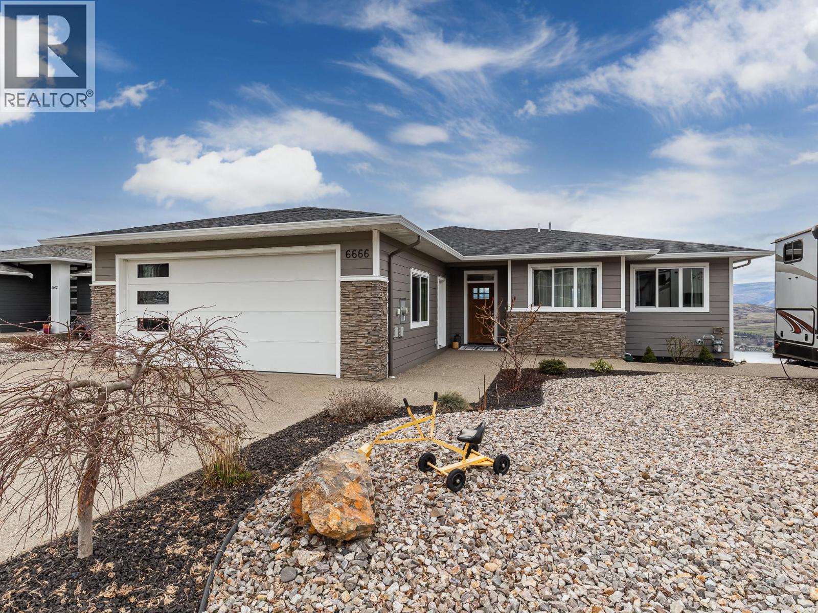 6666 Blackcomb Way, Vernon, British Columbia  V1B 0A2 - Photo 2 - 10382190