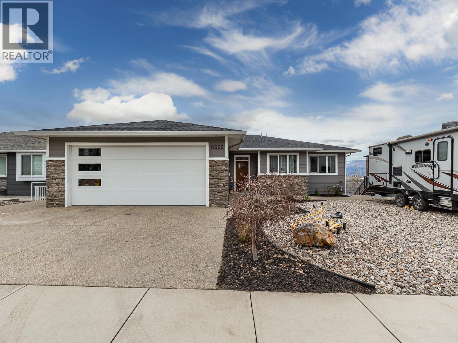 6666 Blackcomb Way, Vernon, British Columbia  V1B 0A2 - Photo 3 - 10382190