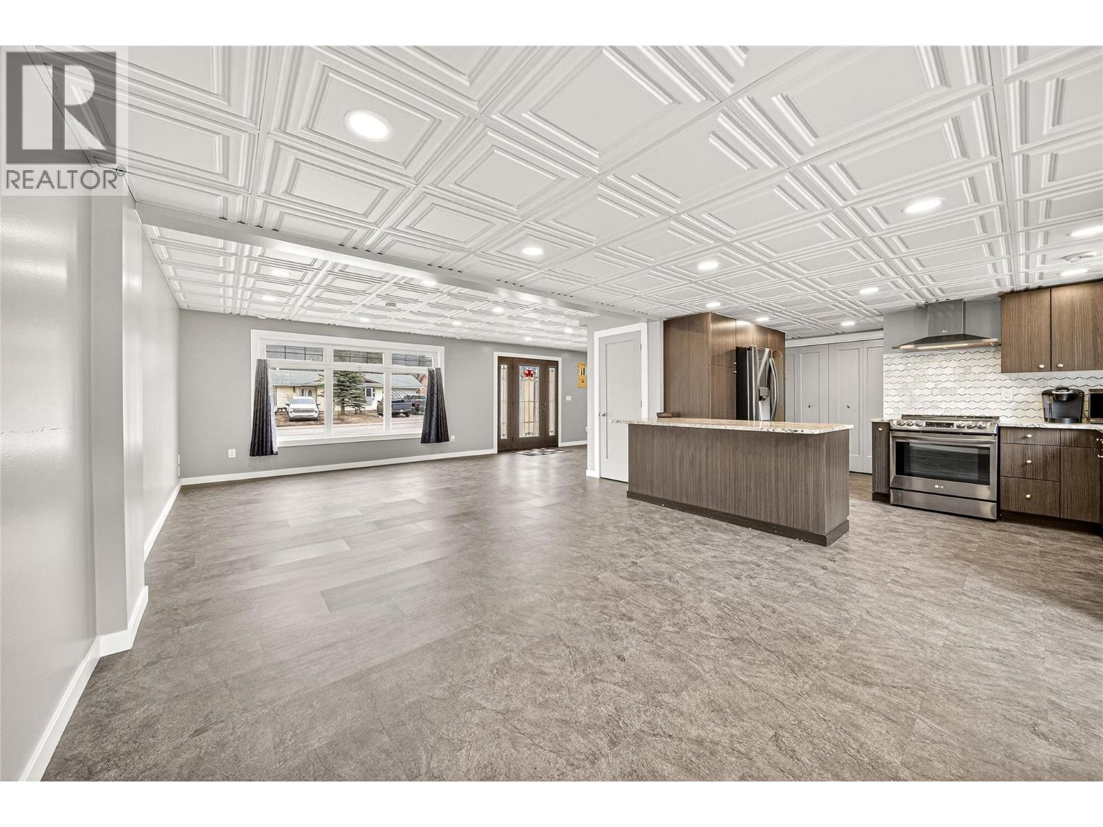 921 Alpine Way, Elkford, British Columbia  V0B 1H0 - Photo 10 - 10382434