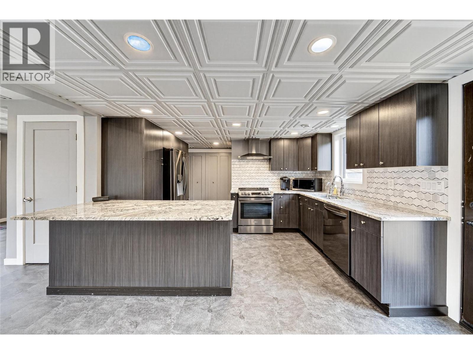 921 Alpine Way, Elkford, British Columbia  V0B 1H0 - Photo 12 - 10382434