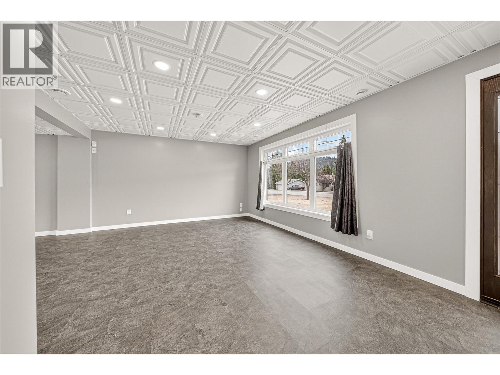 921 Alpine Way, Elkford, British Columbia  V0B 1H0 - Photo 3 - 10382434