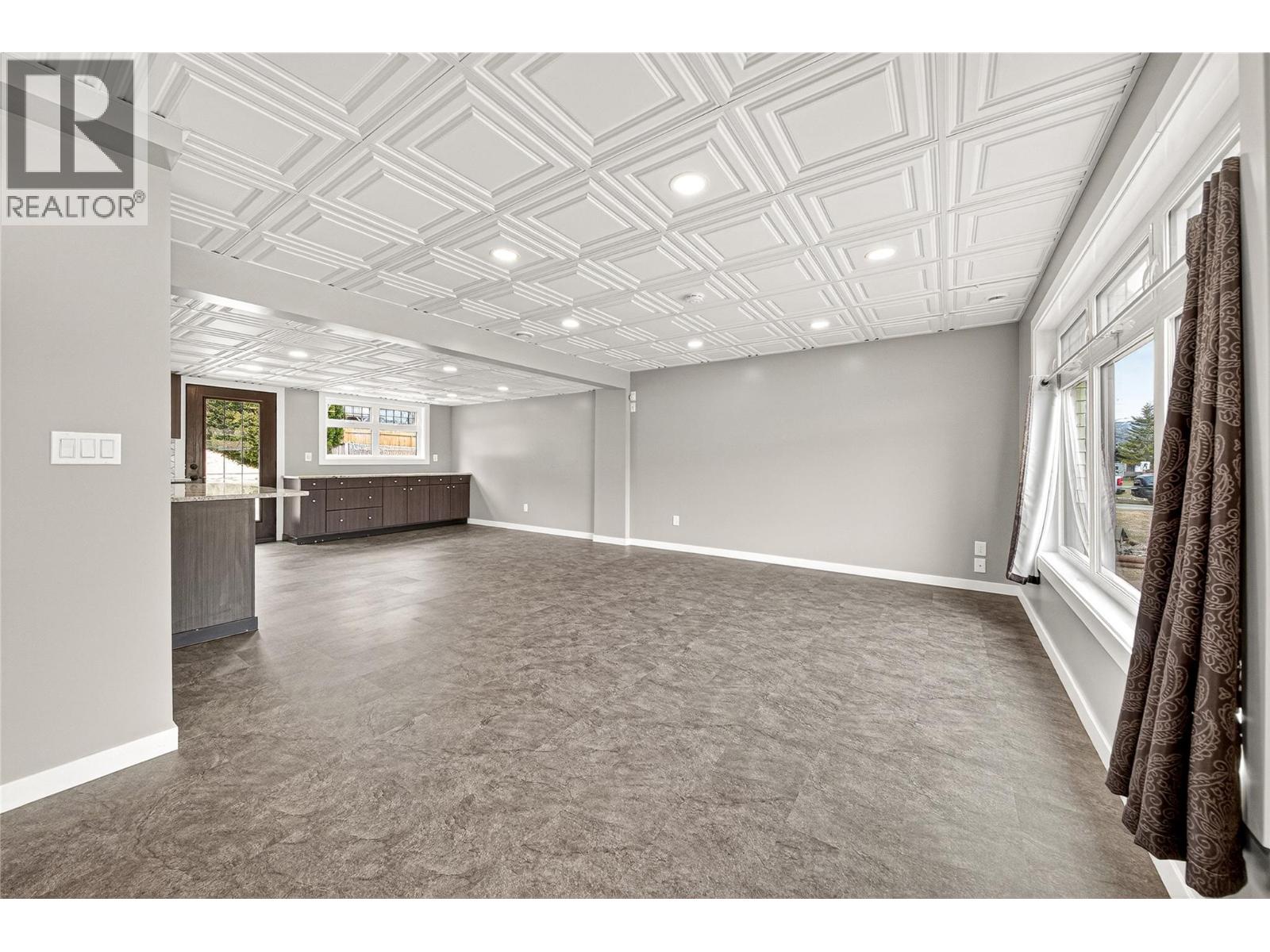 921 Alpine Way, Elkford, British Columbia  V0B 1H0 - Photo 4 - 10382434