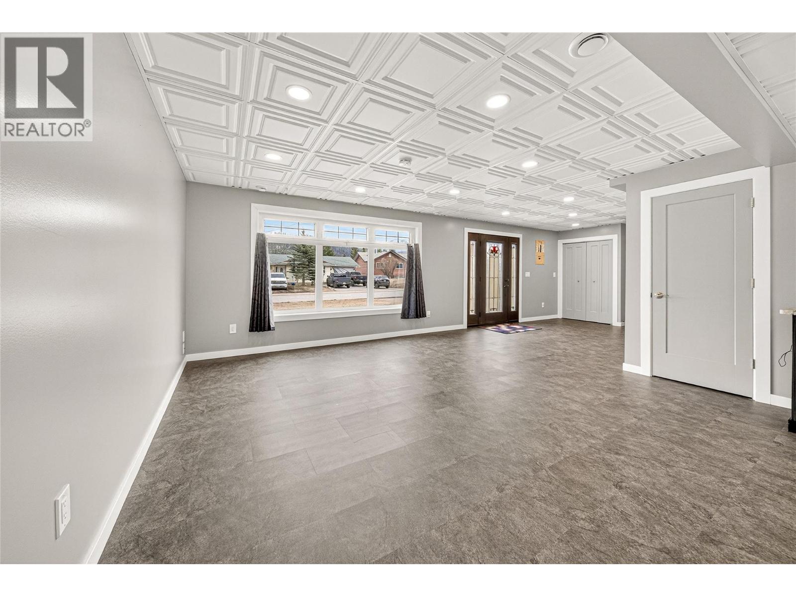 921 Alpine Way, Elkford, British Columbia  V0B 1H0 - Photo 5 - 10382434