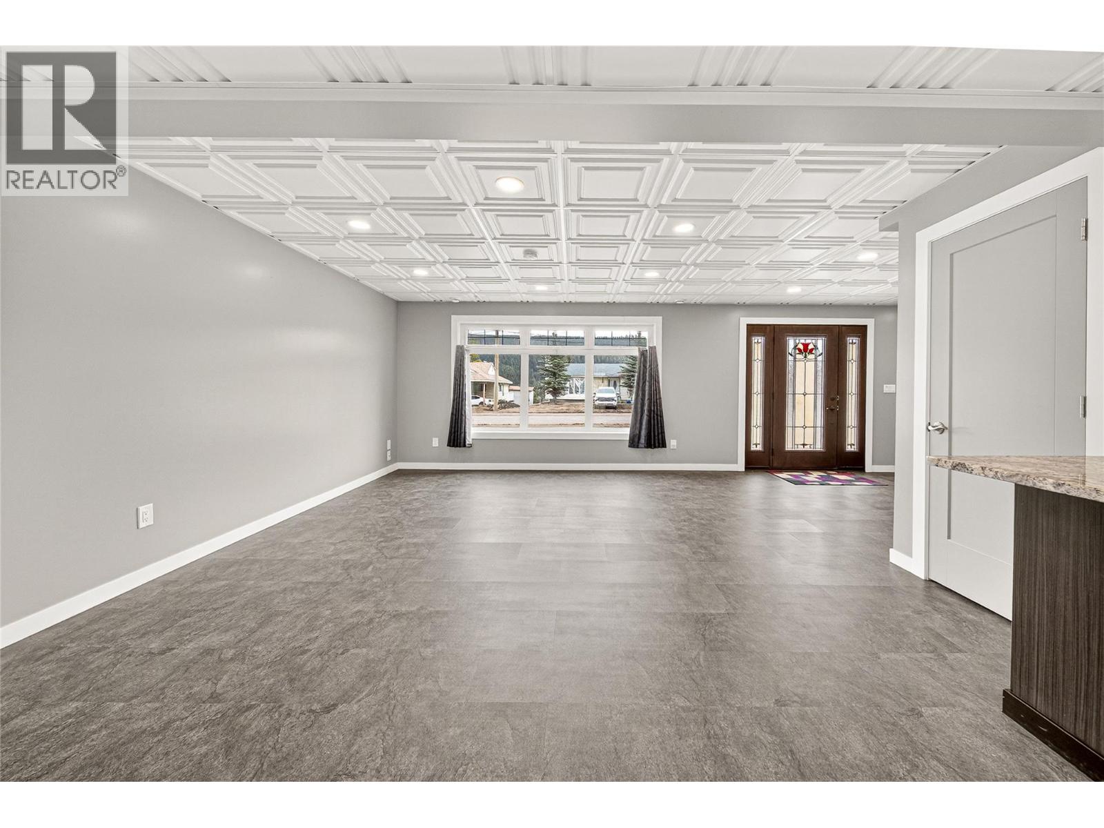 921 Alpine Way, Elkford, British Columbia  V0B 1H0 - Photo 6 - 10382434