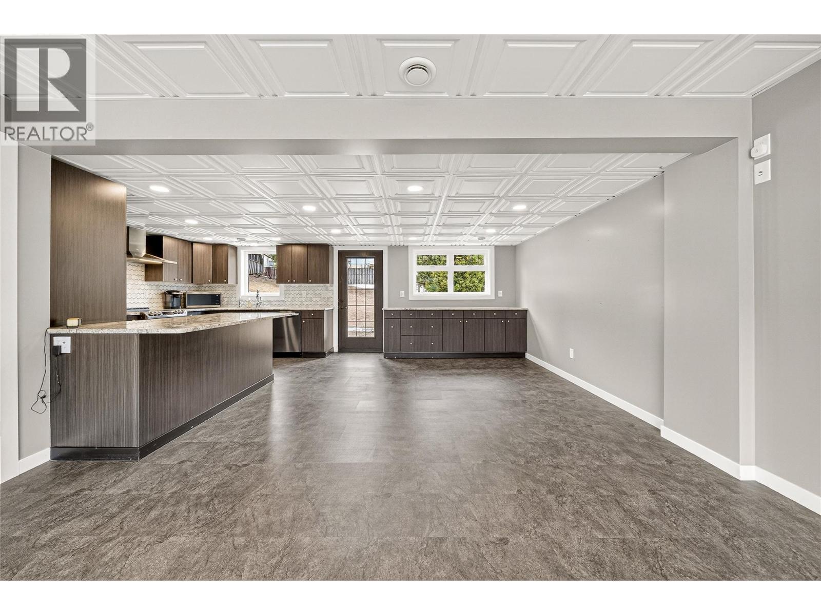 921 Alpine Way, Elkford, British Columbia  V0B 1H0 - Photo 8 - 10382434