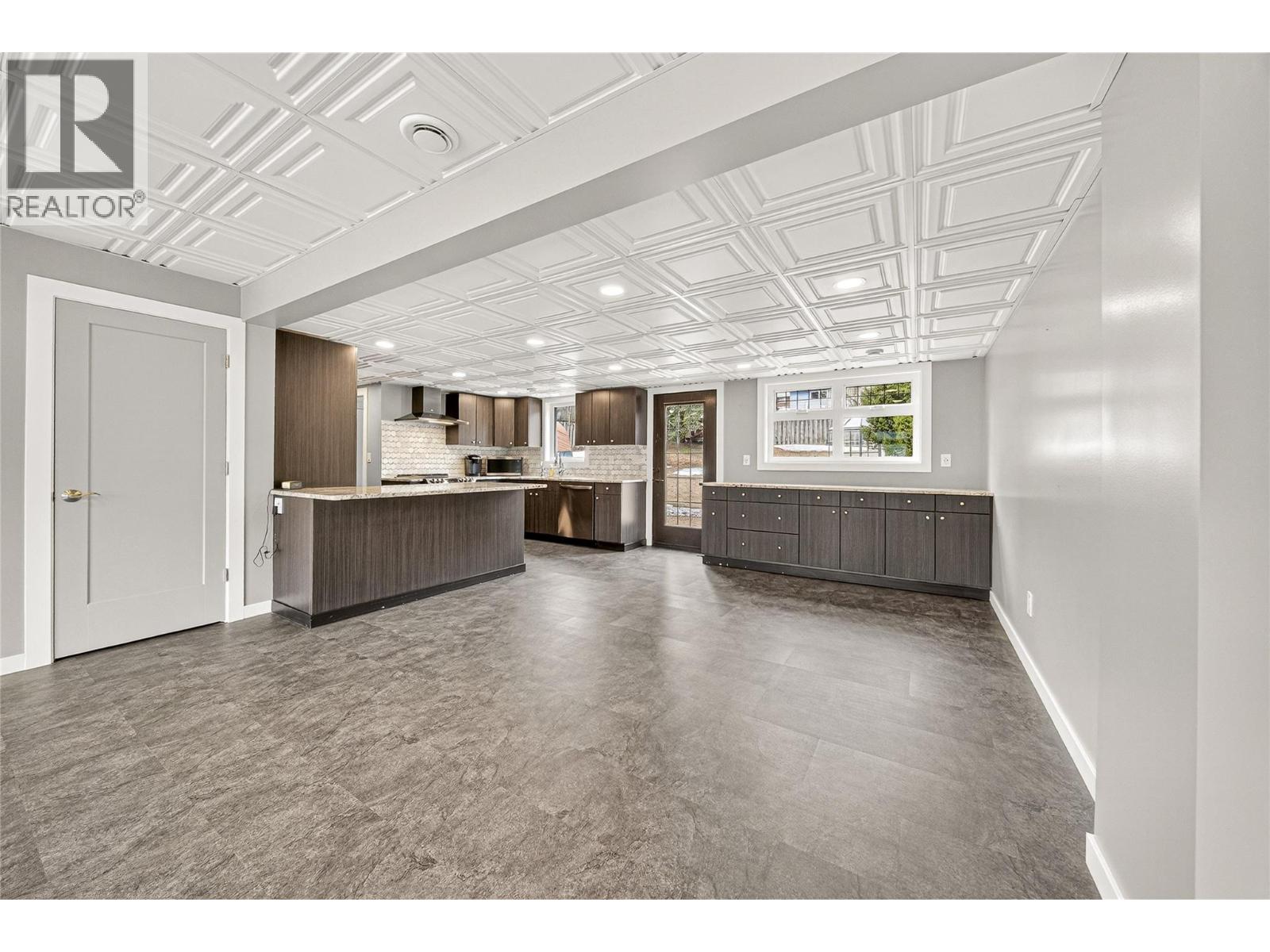 921 Alpine Way, Elkford, British Columbia  V0B 1H0 - Photo 9 - 10382434