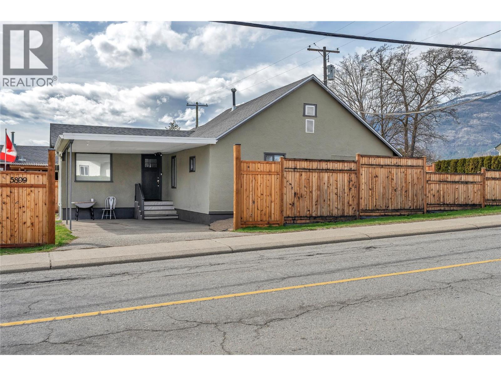 5899 Okanagan Street, Oliver, British Columbia  V0H 1T0 - Photo 1 - 10382558