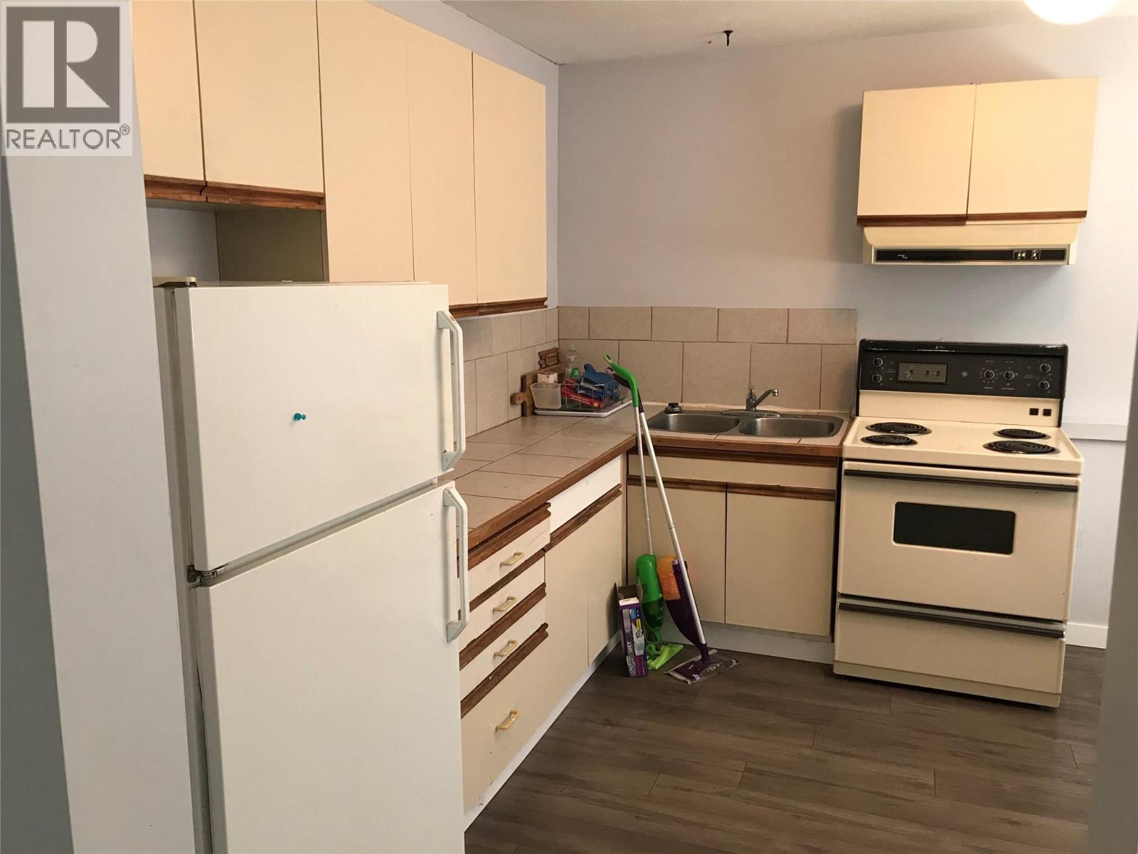 2110/2112 Ethel Street, Kelowna, British Columbia  V1Y 2Z8 - Photo 3 - 10381216